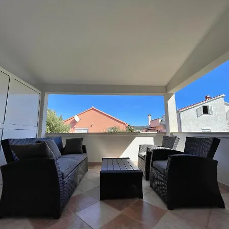 Ursula * 特罗吉尔