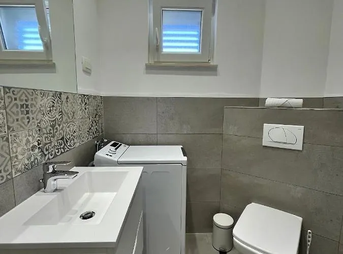 Ursula * 特罗吉尔